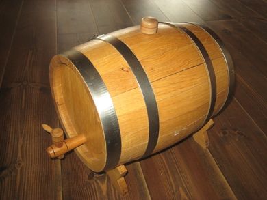 Meget pen tretønne med tappekran ca 24 cm i diameter 32 cm lang står på understell