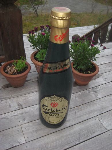 Megastor plastflaske Carlsberg Beer, ca 82 cm høg.