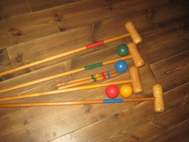 Krokketsett til 4 personer 4 køller 4 kuler og 2 pinner