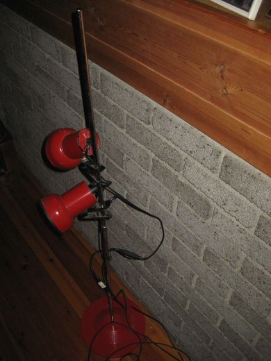 Golvlampe fra 70 tallet 2 skyvbare lamper på stang rødlakkert