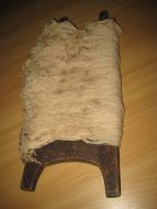 Reskap med bumerke og bokstaver til opbevaring av garn til veving 1800 tallet