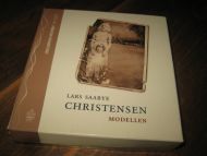 CHRISTENSEN, LARS SAABYE: MODELLEN. Lest av Håkon Ramstad, 7 CD, ca 9 timer. 