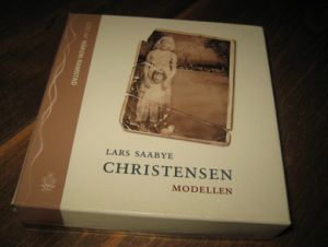 CHRISTENSEN, LARS SAABYE: MODELLEN. Lest av Håkon Ramstad, 7 CD, ca 9 timer. 