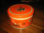 Pen nostALGISK KAKEBOKS fra 50 tallet ca 25 cm i diameter ca 15 cm høg