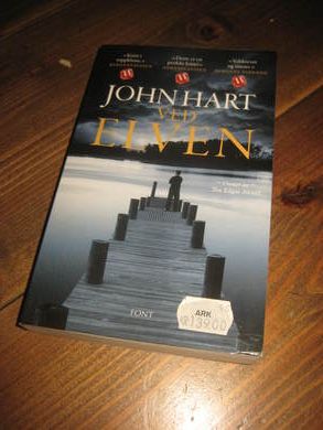 HART, JOHN: VED ELVEN. 2011.