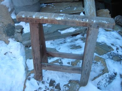 Gammel trebukk ca 70 cm brei 63 cm høg kan brukes til så mangt 20-30 tallet