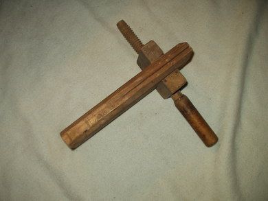 En gammel tvinge som ble brukt ved arbeid med lær