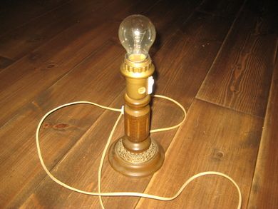 Lampefot i tre- messing, ca 24cm høg. 60 tallet. 