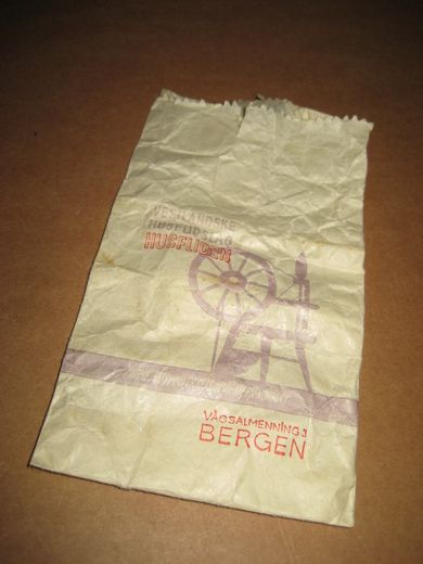 Reklamepose fra HUSFLIDEN, VÅGSALMENNING 3, BERGEN. 60 tallet.