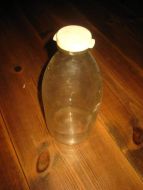 Melkeflaske med plastkork, merka MELK. 1 liter, 60 tallet.