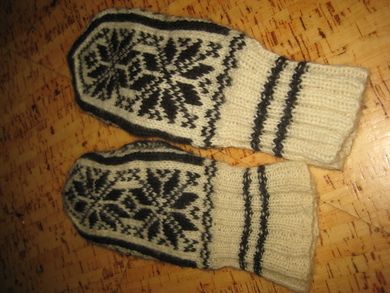 Heimestrikka votter 1 par litt ulik størrelse