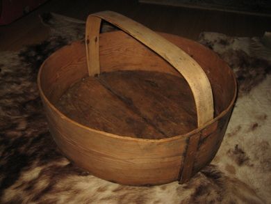 Flatbrødkorg med hank datert 1882 Ca 50 cm i diameter 17 cm høg