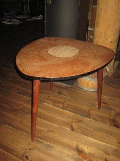 Bord fra 70-80 tallet, plata må pusses opp, elles i pen stand.