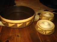 Tysk keramikk, stor skål ( 20 cm i diameter) og 2 lysestaker ( 10 cm i diameter), selges under ett. Meget pent sett fra 60 tallet. 