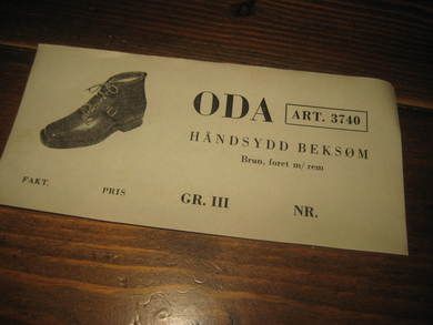 Klistrelapp for skoeske for ODA skisko, fra Lars Fjelde Skoverksted, Utvik, 50 tallet. 