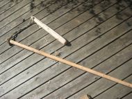 Meget gammelt redskap brukt til å slå på kornakset slik at kornet skulle sleppe fra akset Fra slutten på 1800 tallet