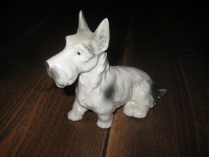 Pen hund i porselen, 60 tallet. Ca 13 cm lang.