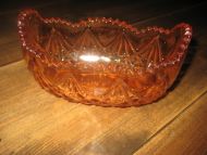 Pen, eldre, oval skål i pressglass, lys brun. Ca 15 cm i diameter. 