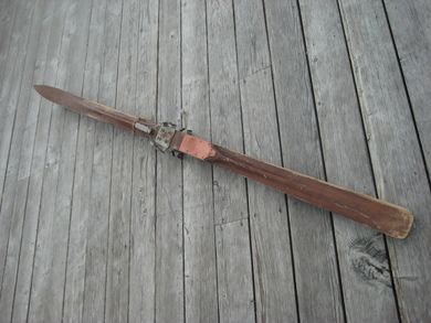 Eldre skipar til dekorasjon pent ca 210 cm lange Gresshoppa bindinger blikkplate merke: AALESUND JERNVAREFORRETNING AALESUND 40 tallet