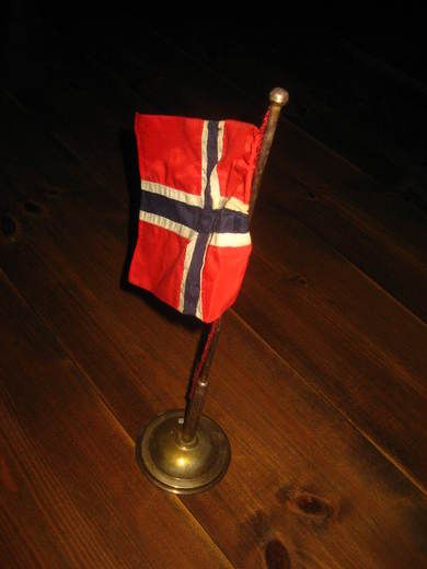 Metall flagg fra 40 tallet, ca 35 cm høgt. 