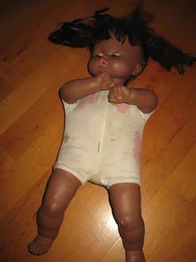 Mørk dokke fra en del år tilbake i tid Ca 55 cm høg