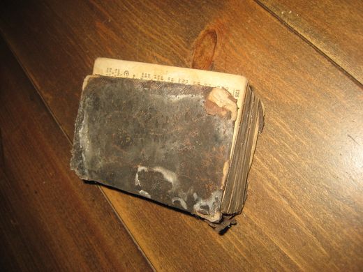 Meget slitt tetamente fra godt nedpå 1800 tallet, kan sikkert bruke i en spesiell anledning. 