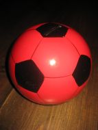 FOTBALL SPAREBØRSE, ca 15 cm i diameter. Porselen. 