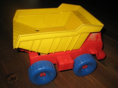 Nyere bil i hardplast ca23 cm lang