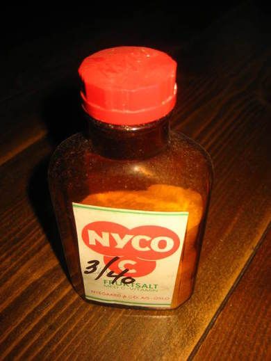 Flaske med noe innhold, NYCO C FRUKTSALT. Fra Nyegaard & Co, 60 tallet
