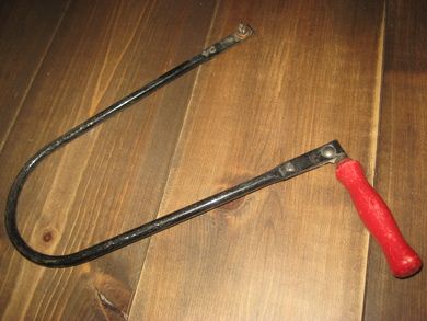 Liten og eldre sag med trehantak Uten blad