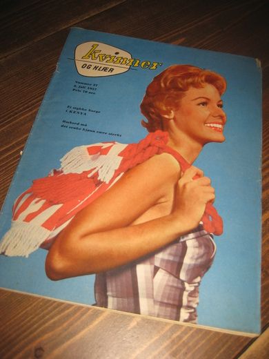 1957 nr 027 KVINNER OG KLÆR