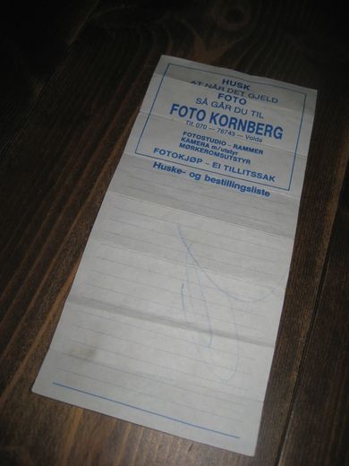 Huskelapp med reklame fra FOTO KORNBERG Volda. 70 tallet.