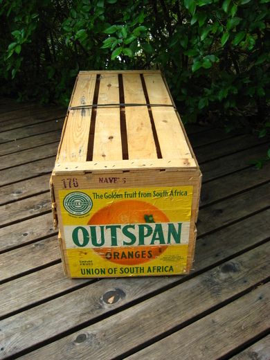 Appelsinkasse i tre, 2 delt, OUTSPAN ORANGES fra Union of Sout Africa. 1957.