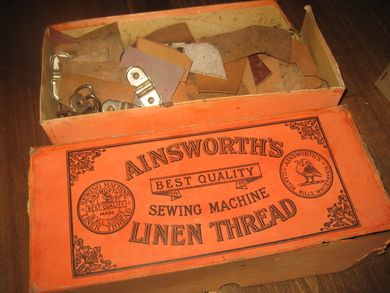 Eske med noe innhold sjå bildet Fra gammelt skomakeri på 40 tallet