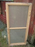 Gammelt vindu, 2 hele ruter, med sprosser etc, ca 44*88 cm stort.