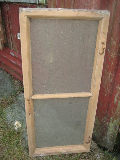 Gammelt vindu, 2 hele ruter, med sprosser etc, ca 44*88 cm stort.