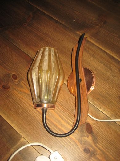 Pen og hel vegglampe fra 60 tallet teak / kobber Ca 28 cm høg