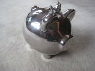 En pen sparebørse i metall, ca 14 cm lang. 