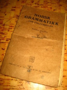 STAURI: NORSK GRAMMATIKK FOR FOLKESKULEN. 1927