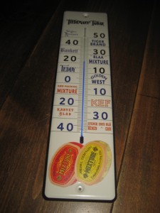Strøkent, emaljert  termometer med Tiedenamms Tobaksreklame, ca 33*9 cm stort. 