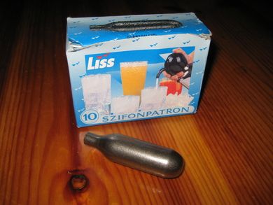 Eske med 2 stk patroner SZIFONPATRONEN 70-80 tallet