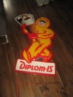 Reklameskilt i hardplast for DIPLOMIS vises fra begge sider ca 126 cm høgt 70-80 tallet ?