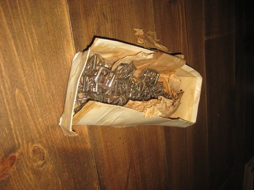 Eske med beltespenner fra gammelt skomakeri pen i sitt rette miljø som den er no 60 tallet