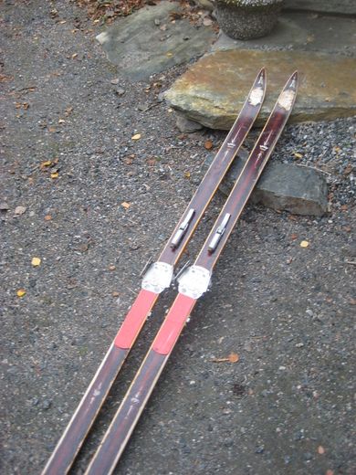Eldre ÅSNES ski med kandahar binding stropp mangler men dette kan nok finnes 189 cm lange 60 tallet