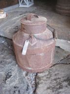 Meget gammelt spann med trehandtak ca 26 cm i diameter 33 cm høgt 20-30 tallet