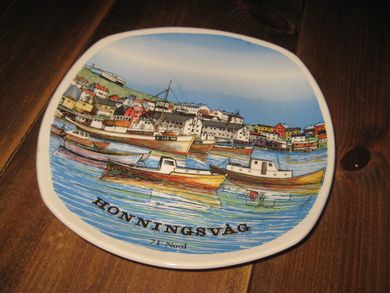 Pynteplatte fra Stavangerflint HONNINGSVÅG 20 cm i diameter 60 tallet
