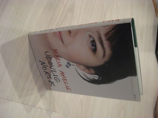 AMELIE MARIA: ULOVLIG NORSK 2009
