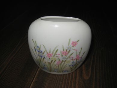 Pen oval keramikkvase ca 11 cm høg