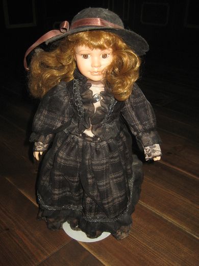 Porselensdokke til din samling ca 39 cm høg