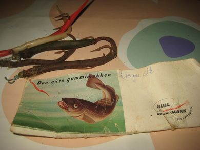 Gammelt og brukt fiskeutstyr : Den ekte gummimakken 5 brukte gamle makker til utstilling BULL GUMMIMAKK Made in Norway